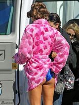 组图：妮娜-阿格达睡衣出街 当众撩衣露臀提裤