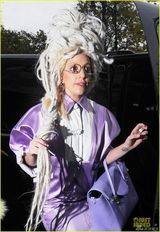组图：Gaga顶巨大白色假发亮相 酷似鹦鹉婆婆