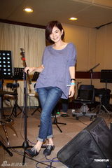 组图：ELLA忙工作否认将结婚 祝贺Selina重返代言