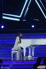 组图：中歌榜演唱会 潘辰自弹自唱王栎鑫深情