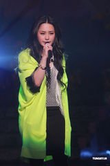 组图：《劲歌金曲》录影 阿娇(钟欣桐)出席郑欣宜落泪