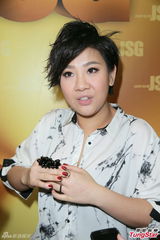 组图：郑欣宜香港过圣诞 未知郑少秋能否应约