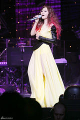 高清图：张靓颖美国开唱 火红卷发跳骑马舞性感