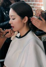 组图：韩星成宥利拍摄时尚大片 幕后花絮照曝光