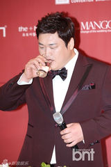 组图：韩笑星金俊贤婚照曝光 记者会晒可爱表情