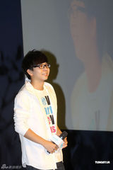 组图：胡夏抱病出席公益活动 为地震灾区献爱心