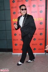 组图：PSY火红西装夜游维港 出手阔绰作风亲民