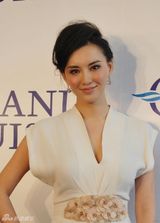 组图：莫小棋白裙性感亮相神采奕奕