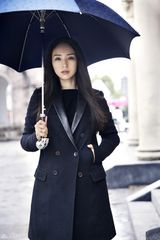 组图：董璇早春时尚街拍大秀美腿女王气场