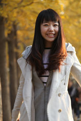 组图：可儿秀唯美风衣照 金色银杏林吟唱秋日私语