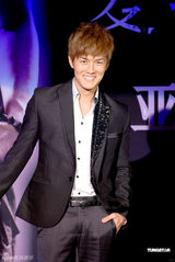 组图：吴克群再度出击秀肌肉 声色俱全尺度大胆 