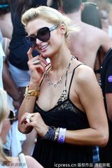 组图：帕丽斯-希尔顿豹纹比基尼低腰裙秀性感