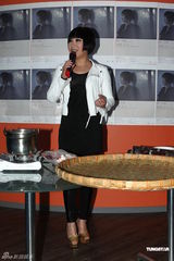 组图：黄小琥情人节不免俗 与外籍男友洗鸳鸯浴