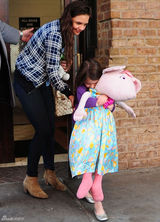 组图：6岁苏瑞可爱现身 花裙抢眼毛绒玩具不离身