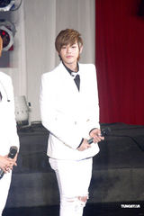 高清：韩国男团“F.CUZ”旋风抵台 两成员带伤上阵