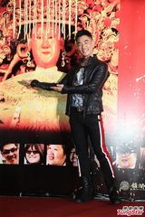 组图：任贤齐电影首映会 蓝心湄带伤站台力挺