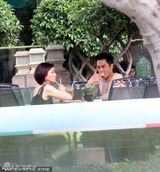 组图：乐易玲北上探班郑嘉颖吞云吐雾眉头深锁