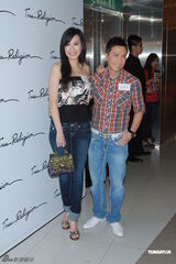 甄子丹夫妇秀恩爱 谢婷婷称与霆锋失去联系(图)