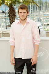 幻灯：《弗兰肯斯坦计划》发布会 导演亲吻女星玉手