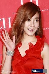 组图：少时TIFFANY高俊熙等红装热情站台