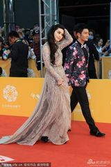 组图：《白发魔女》剧组亮相 黄晓明花西服帅气