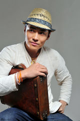 组图：刘小辉帅气写真 尽显绅士魅力