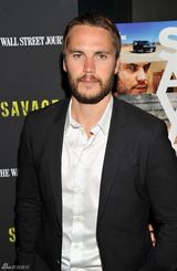 组图：布莱克明黄色礼服闪耀《野蛮人》纽约首映