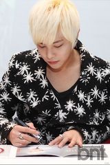 组图：男团M.pire在日开办首场签名会