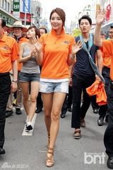 组图：韩星李贤京等出席保宁泥浆节开幕式