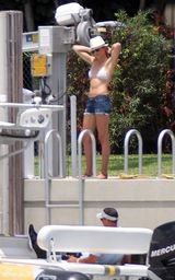 组图：卡梅隆-迪亚兹与男友度假 比基尼热裤现身