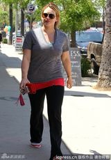 组图：希拉里-达芙产后现身身材走样