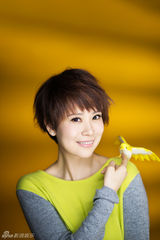 组图：海清日系时尚写真 随性短发演绎清新韵味