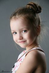 组图：俄罗斯童模精灵古怪 百变萝莉嫩出水