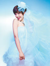 组图：唐艺昕幻彩婚纱大片 短发新娘百变