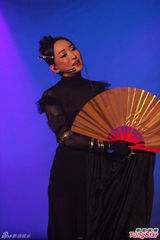 组图：萨顶顶开唱玩混音 透视黑衣性感挥扇