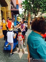 组图：张柏芝带两子出游 两萌娃遭怪阿姨包围