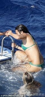 组图：丽娅米雪儿走出情伤 与新欢戏水激吻发福