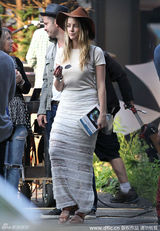 组图：德普超高发际线亮相 与未婚妻片场咬耳朵