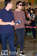 组图：韩团JYJ赴京开唱 黑超照面酷帅