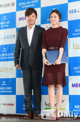 组图：韩星高娜恩任宣传大使 长裙显优雅