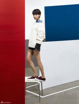 组图：王珞丹坏小子造型登封面 短发红唇性感