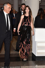 组图：71岁老牌影后德纳芙 蓝裙霸气风采依旧