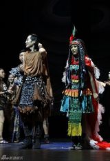 组图：程晨挑战原始部落造型 首演音乐剧获赞