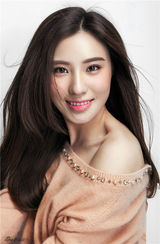 组图：鲍天琦青春照秀美肌 紧身白衣显上围