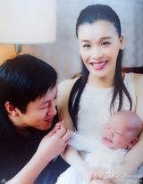 组图：桑兰产子两月晒全家福 儿子小手抓爸爸