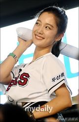 组图：韩国艺人CLARA(李成敏)性感造型亮相棒球比赛现场