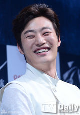 组图：朴有天宣传新片心情超好笑不停