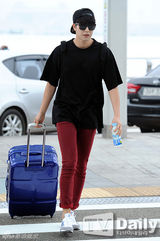 组图：韩星朴珉宇徐康俊休闲装扮现身机场