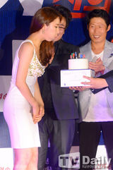 组图：《老千2》TOP红西服框架镜亮相 呆萌帅气