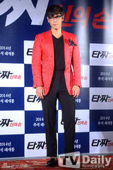 组图：《老千2》TOP红西服框架镜亮相 呆萌帅气